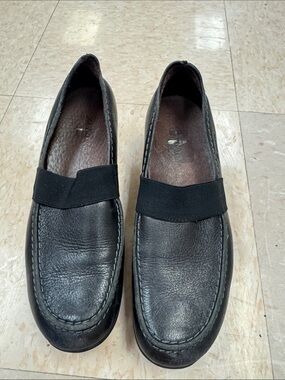 Women's Black Slip-On Elastic Band Loafers